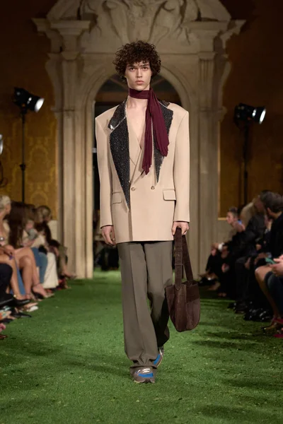 Look 80